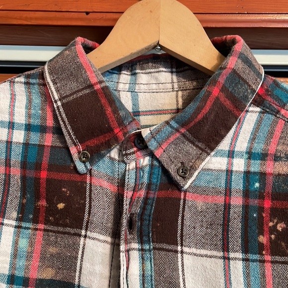 GUC up-cycled flannel shirt. Bleach effects. Dipped hem Size large (42-44) - Picture 7 of 10